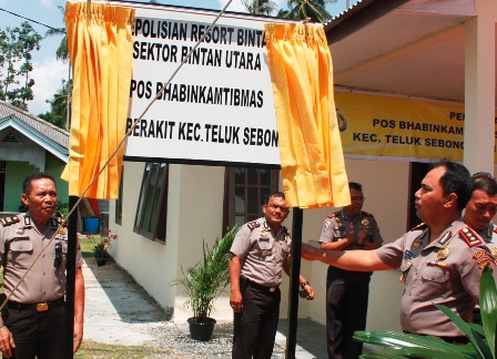 Kapolres Bintan AKBP Kristiaji membuka plang Pos Bhabinkamtibmas Desa Berakit Kecamatan Teluksebong Bintan.JPG
